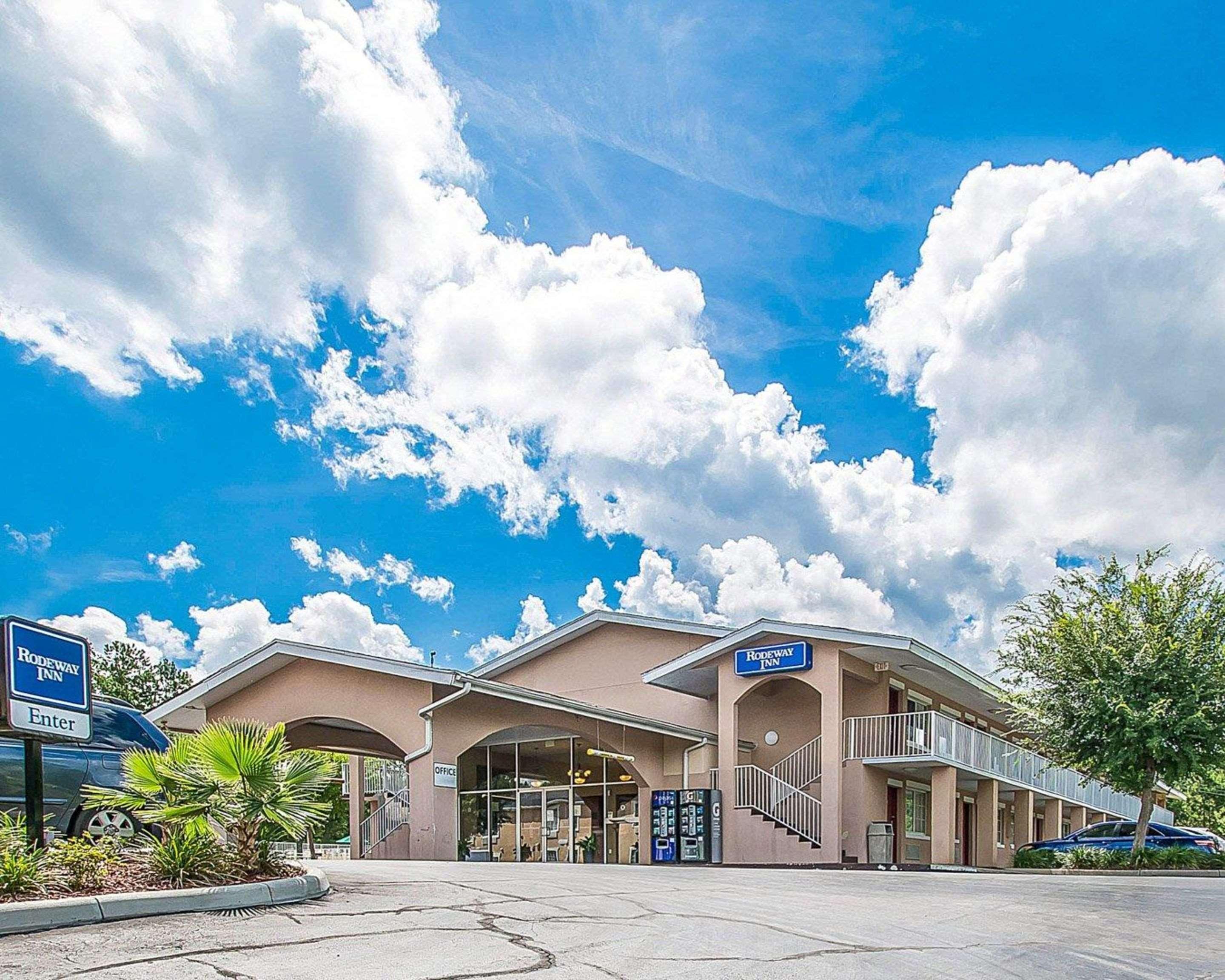 Rodeway Inn Gainesville - University Area Bagian luar foto