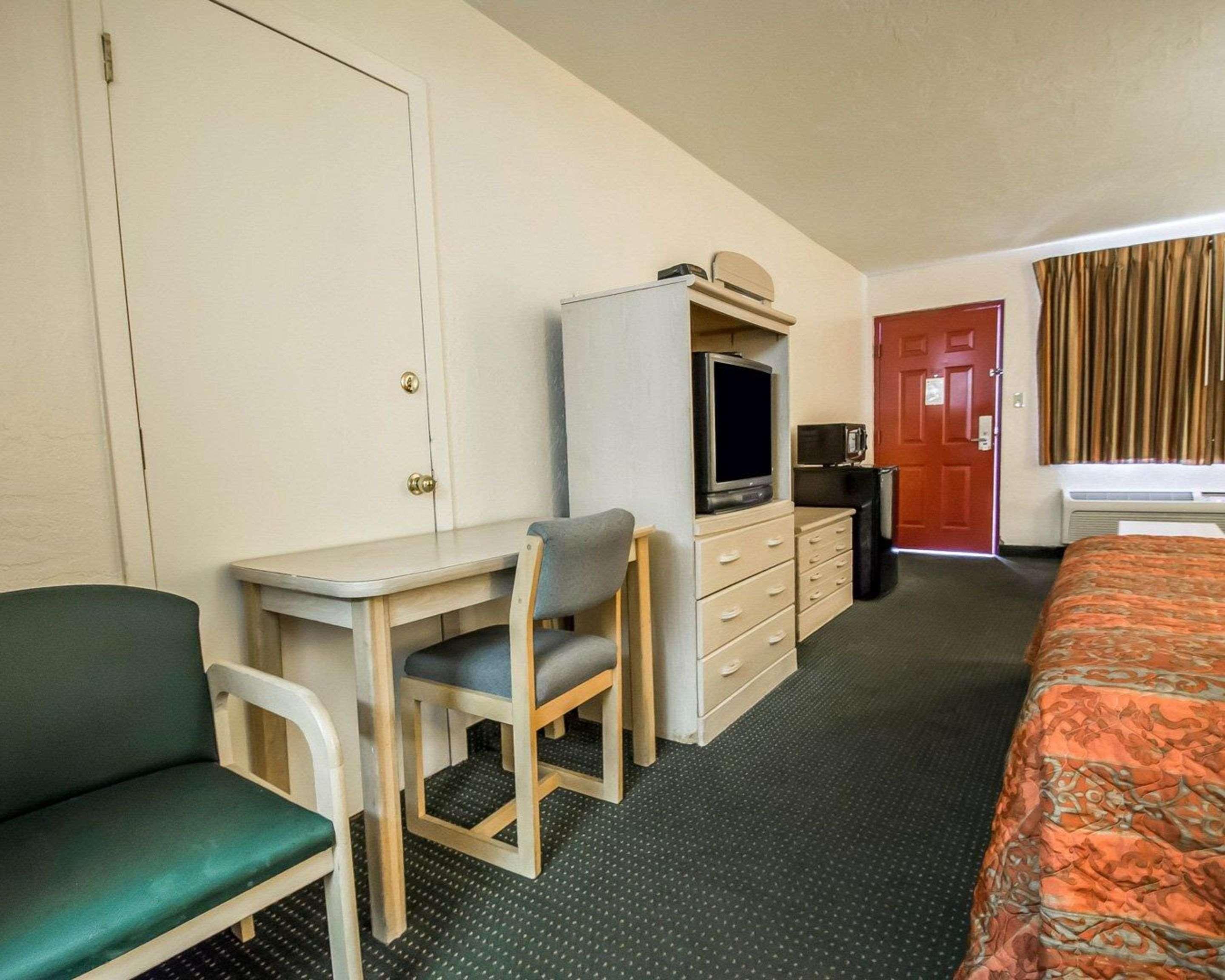 Rodeway Inn Gainesville - University Area Bagian luar foto